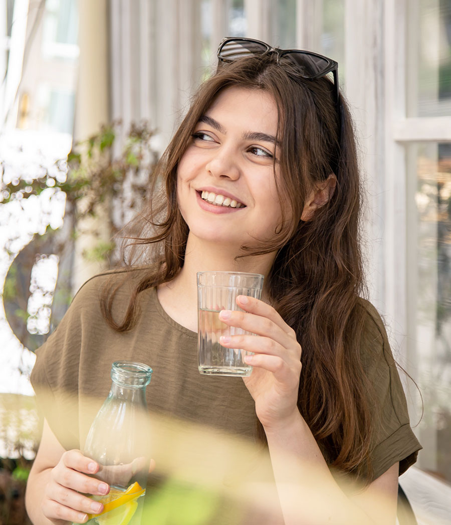 Dietologo Nutrizionista Ancona dottoressa Rosella Sbarbati metodo NUTRIdieta ragazza che beve acqua