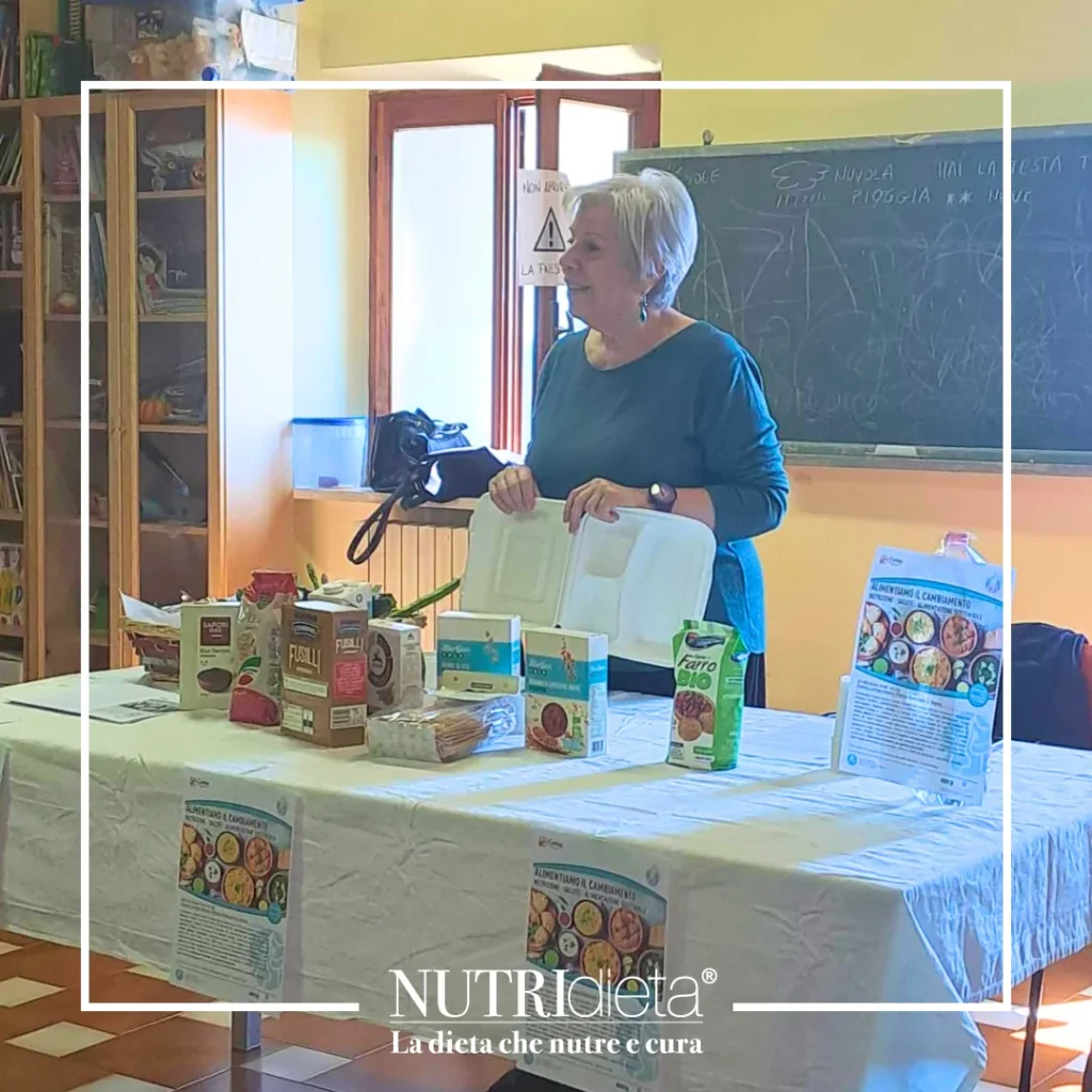 progetto radici osimo la dr sbarbati parla al pubblico davanti agli alimenti 2